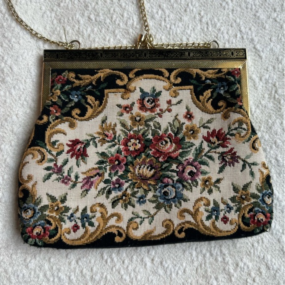 Vintage Floral Tapestry Kiss Lock Clutch Bag | Gold‎ Tone Frame & Chain